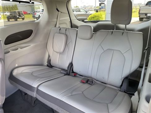 Used 2019 Chrysler Pacifica Touring-L image 14