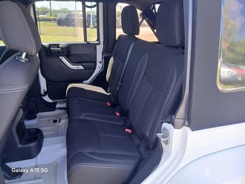 Used 2016 Jeep Wrangler Unlimited Sahara w/ Connectivity Group AWD/4WD image 12