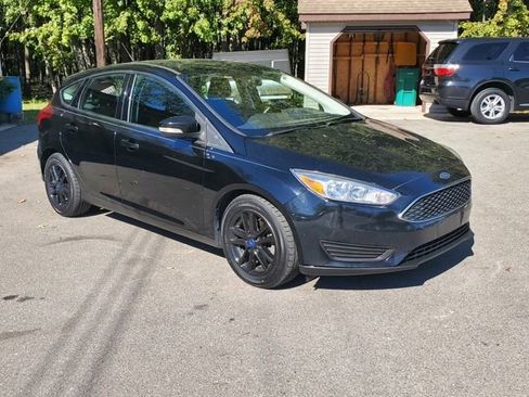Used 2018 Ford Focus SE w/ Cold Weather Package FWD image 8