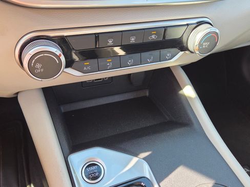Used 2025 Nissan Altima 2.5 SV FWD image 21