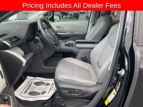 Used 2023 Toyota Sienna Limited FWD image 2