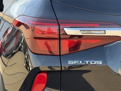 Used 2021 Kia Seltos LX image 6