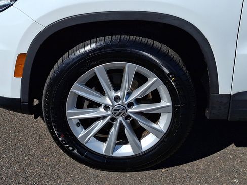 Used 2015 Volkswagen Tiguan SE image 8
