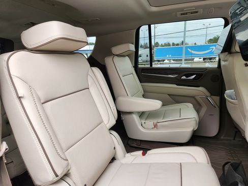 Used 2023 GMC Yukon XL Denali w/ Denali Reserve Package image 16