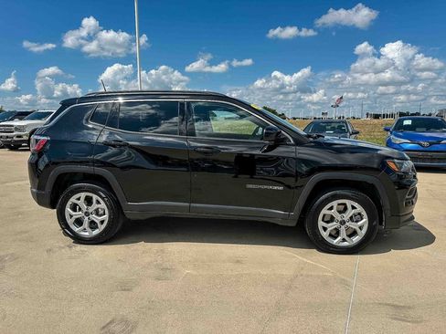 Used 2025 Jeep Compass Latitude AWD/4WD image 2