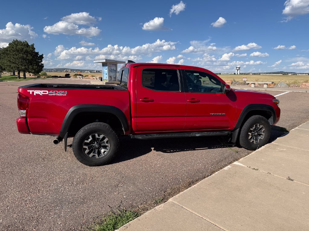 Used 2018 Toyota Tacoma TRD Off-Road w/ Technology Package AWD/4WD image 24