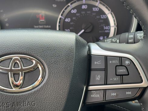 Certified 2023 Toyota Highlander XLE image 23