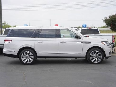 Used 2023 Lincoln Navigator L Reserve AWD/4WD image 4