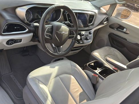 Used 2017 Chrysler Pacifica Touring-L FWD image 10
