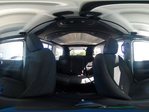 Used 2025 Jeep Wrangler Sahara image 41