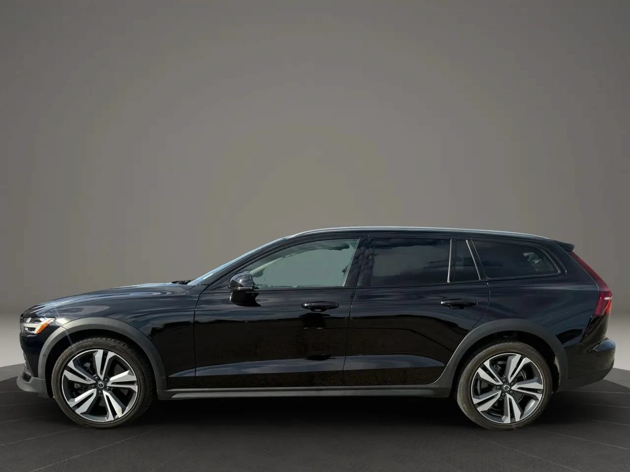 Used 2023 Volvo V60 B5 Cross Country Plus w/ Climate Package AWD/4WD image 11