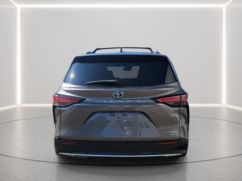 Used 2021 Toyota Sienna Platinum FWD image 4