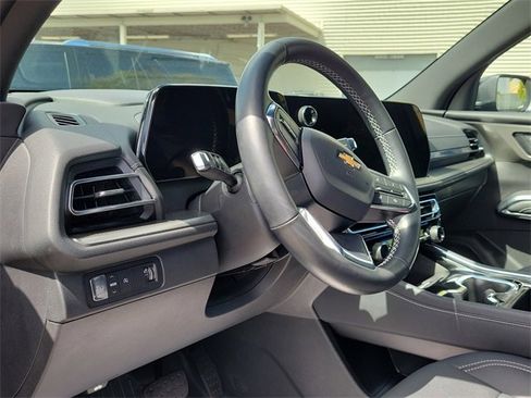 Used 2025 Chevrolet Traverse LT image 8