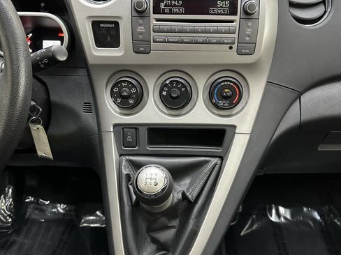 Used 2010 Pontiac Vibe w/ Sun and Wheels Package image 24