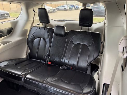Used 2020 Chrysler Pacifica Limited image 30