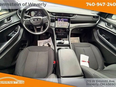 Used 2025 Jeep Grand Cherokee Laredo X image 12