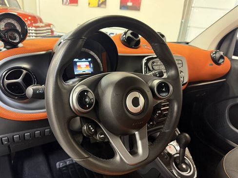 Used 2016 smart fortwo passion RWD image 20
