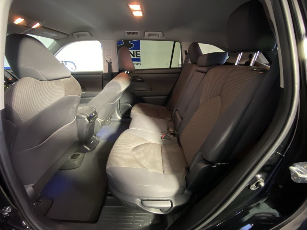 Used 2023 Toyota Highlander LE FWD image 30