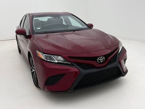 Used 2018 Toyota Camry SE image 3