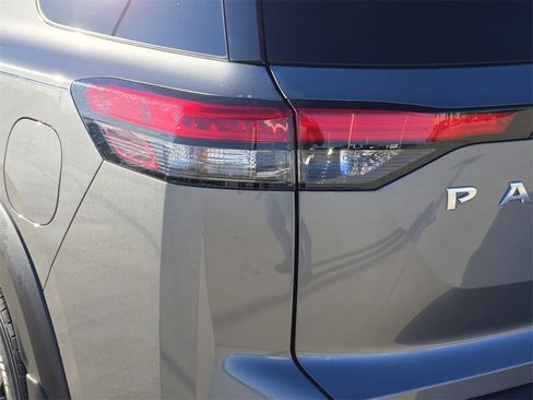 Used 2023 Nissan Pathfinder S image 6