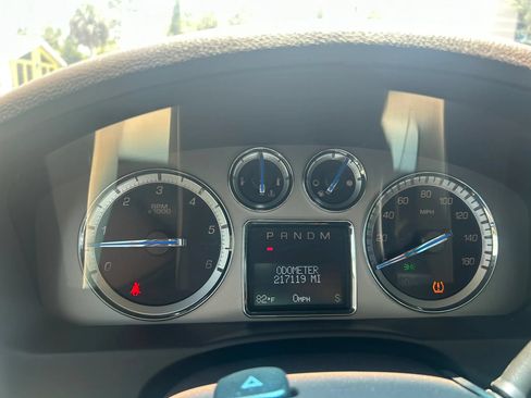 Used 2011 Cadillac Escalade Premium RWD image 46