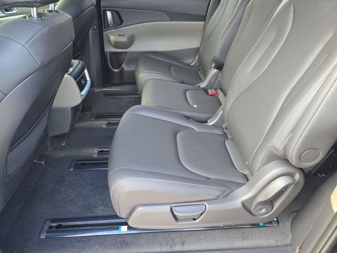 New 2026 Kia Carnival EX FWD image 17