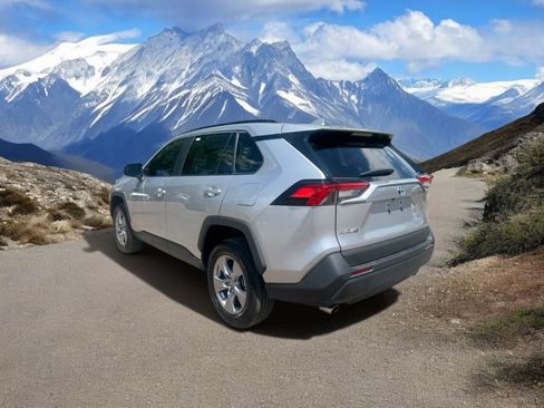 Used 2023 Toyota RAV4 LE AWD/4WD image 3