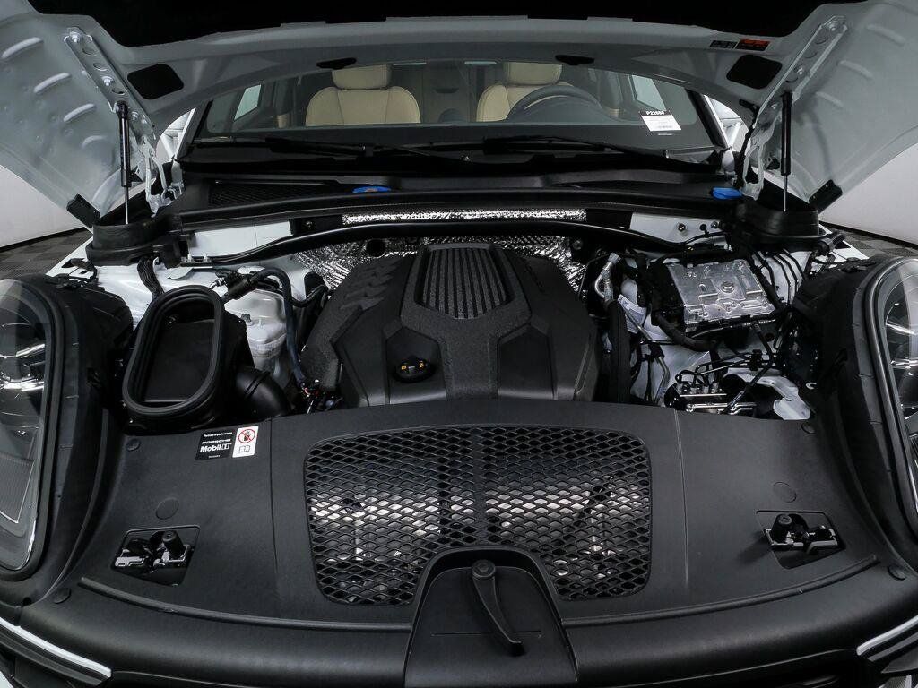 Certified 2026 Porsche Macan AWD/4WD image 35