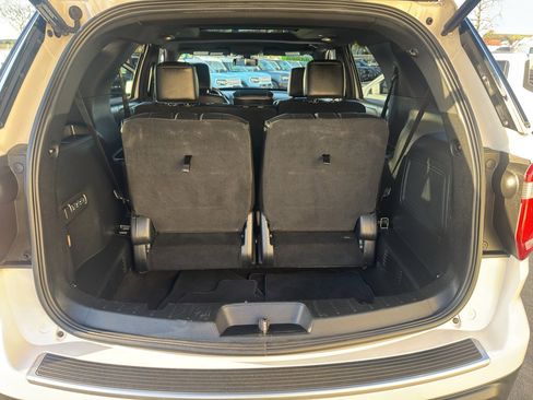 Used 2018 Ford Explorer Platinum image 29