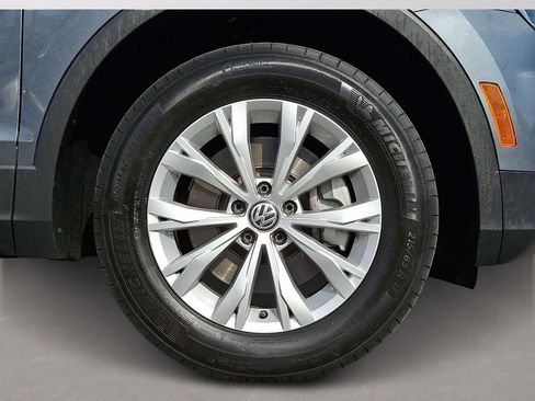 Used 2018 Volkswagen Tiguan SE w/ Panoramic Sunroof Package image 8
