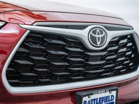 Used 2022 Toyota Highlander XLE AWD/4WD image 11