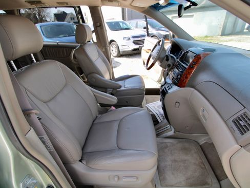 Used 2006 Toyota Sienna XLE image 16