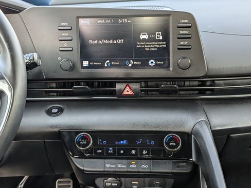 Used 2025 Hyundai Elantra Sport FWD image 15