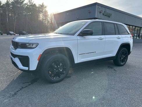 New 2026 Jeep Grand Cherokee Altitude AWD/4WD image 10
