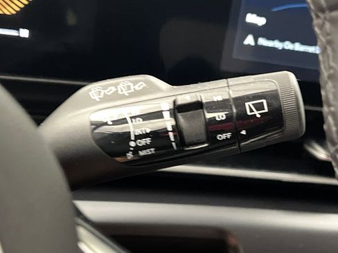 Used 2025 Kia Carnival FWD image 58