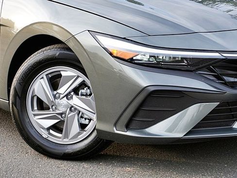 Certified 2026 Hyundai Elantra SE image 4