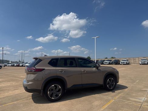 Used 2024 Nissan Rogue SV FWD image 24