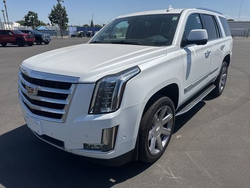 Used 2020 Cadillac Escalade Luxury RWD image 2