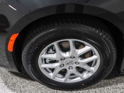 Used 2023 Chrysler Pacifica Touring-L image 11