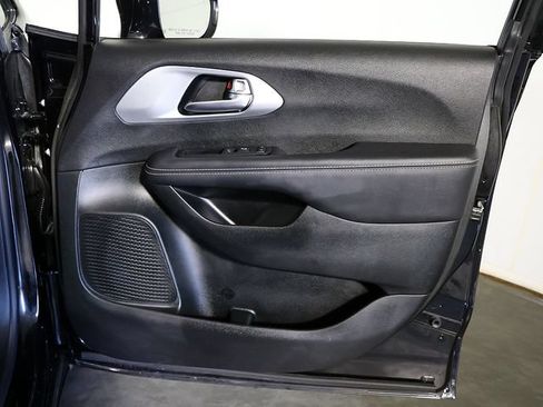 Used 2025 Chrysler Pacifica Limited FWD image 34