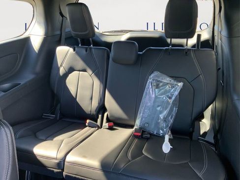 New 2026 Chrysler Pacifica Select image 13