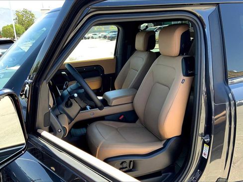 New 2025 Land Rover Defender 90 X-Dynamic SE image 8