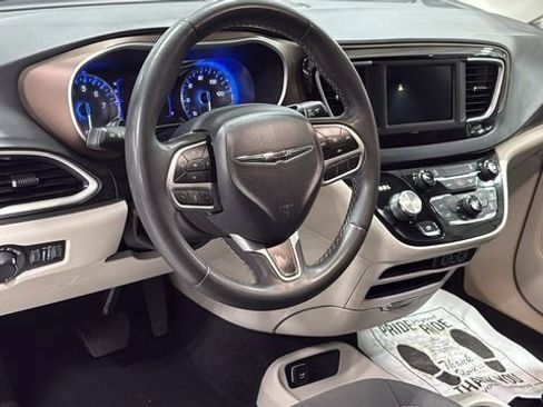 Used 2022 Chrysler Voyager LX image 9
