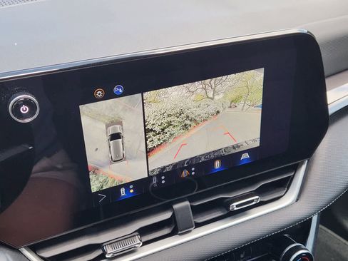 Used 2025 Chevrolet Equinox LT w/ Safety and Technology Package image 17