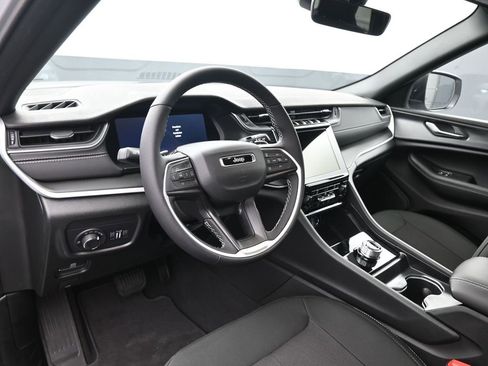 New 2025 Jeep Grand Cherokee Laredo w/ Luxury Tech Group I image 10