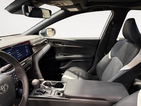 New 2026 Toyota Camry Hybrid FWD image 9