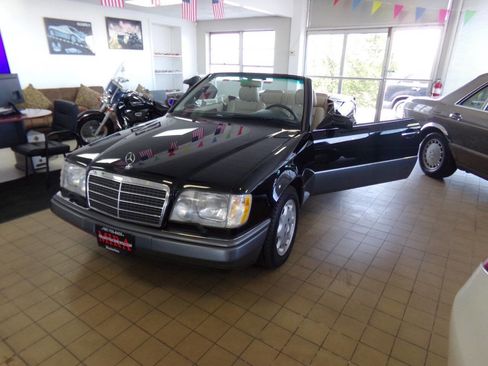 Used 1994 Mercedes-Benz E 320 Convertible image 2