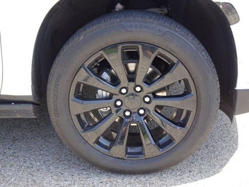 Used 2024 Chevrolet Suburban Premier w/ Advanced Technology Package AWD/4WD image 29