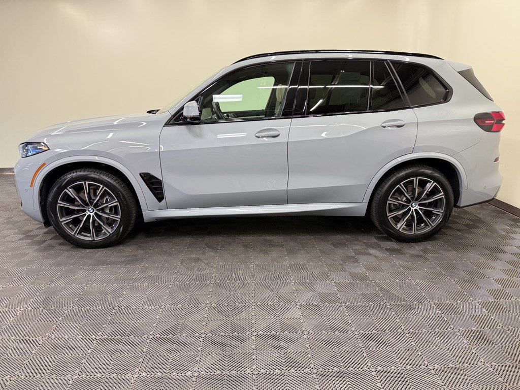 Used 2024 BMW X5 xDrive40i w/ M Sport Package AWD/4WD image 2