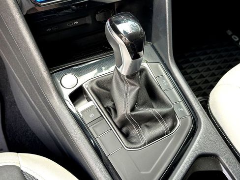 Certified 2025 Volkswagen Taos SE FWD image 20